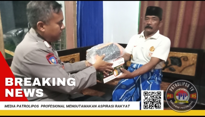 Babinkamtibmas Polsek Sumberasih Bripka Taufik H. SH Berikan Sarana Kontak kepada Warga Desa Jangur