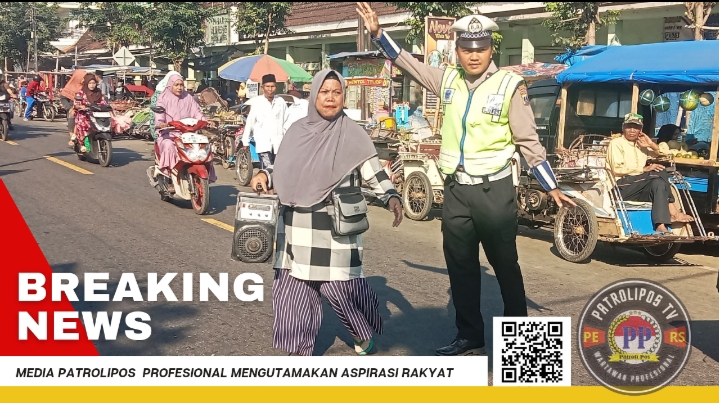 PS Kanit lantas Polsek Sumberasih Melaksanakan Giat Pengaturan Arus Lalulintas Di Pasar Muneng