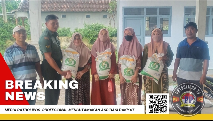 Serda Kasmun Anggota Koramil 0820/06 Sumberasih Kawal Langsung Penyaluran Bansos Kepada 422 KPM