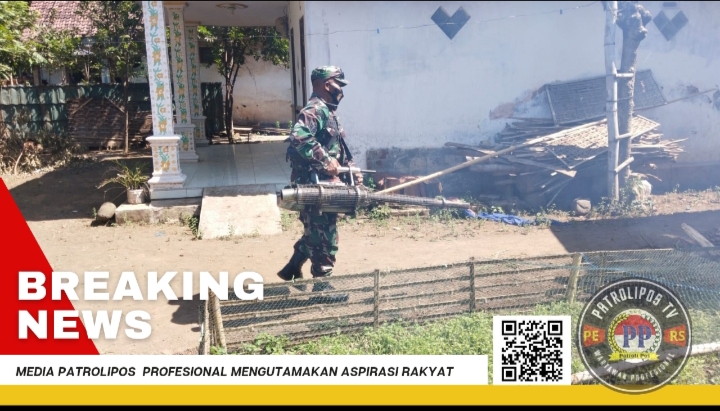 Antisipasi DBD, Koramil 0820/06 Sumberasih Kawal Pelaksanaan Fogging Wilayah Binaan