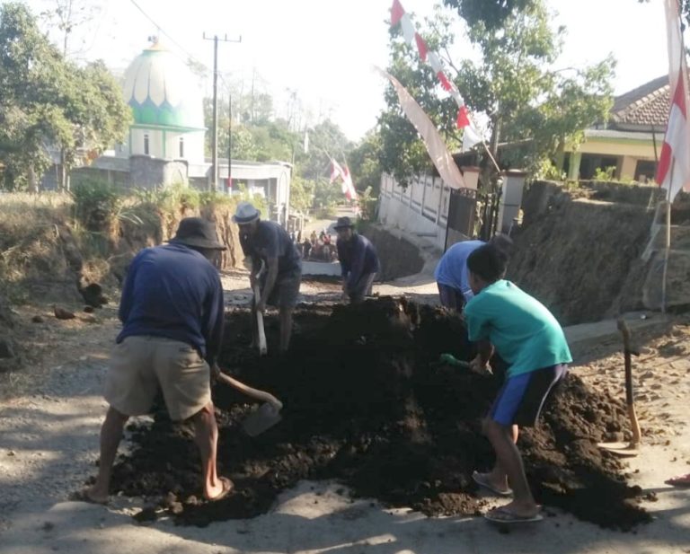 Warga Desa Pamatan Gelar Kerja Bakti Perbaiki Jalan Rusak Berharap Pemerintah Kabupaten Segera Menindak Lanjuti 