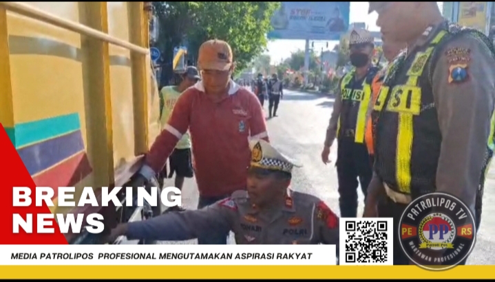Satlantas Polres Probolinggo Kota Tindak Cepat Atasi Tumpahan Solar yang Membuat Pengguna Jalan Resah