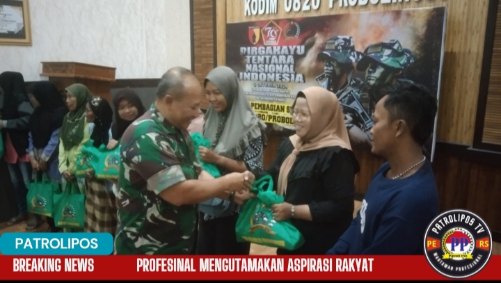 Bentuk Kepedulian Dan Penghormatan Kodim 0820/Probolinggo Bagikan Sembako Untuk Purnawirawan Warakawuri Dan Masyarakat 