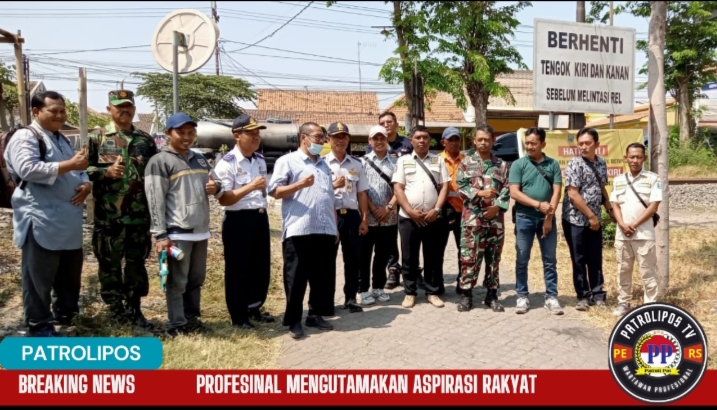 Koramil 0820/06 Sumberasih Dampingi Pembangunan Pos Jaga Portal Lintas Warga Desa Binaan 